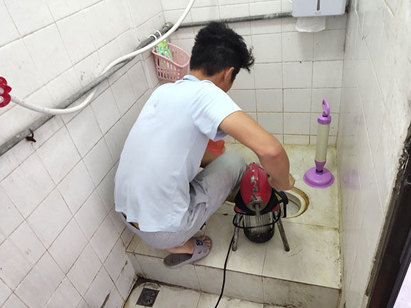 慈溪管道堵塞冒臭气 专业师傅现场解决问题