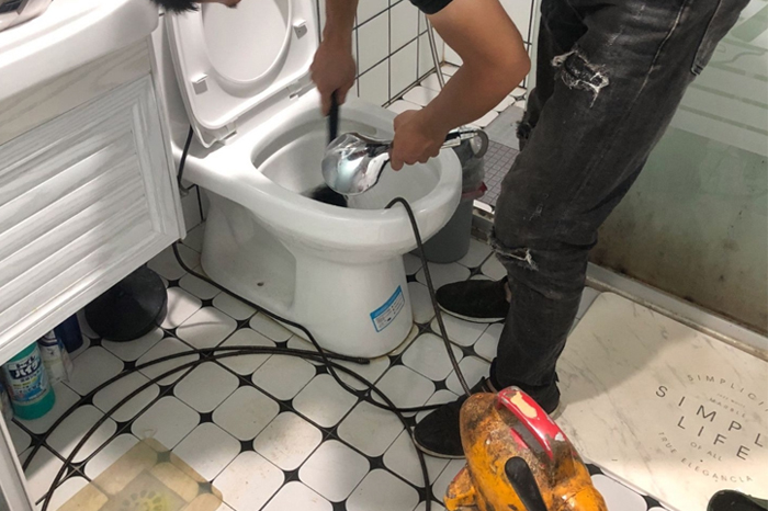 慈溪马桶堵塞自己疏通还是找师傅？专业上门服务让你省时更省心